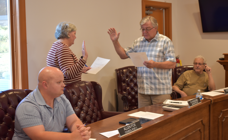 PJ Huggins, who will continue to serve as interim mayor finishing out the remainder of former mayor Audrey Turner’s term, swore in newly appointed mayor pro tem, Eddie Palmer. AMARIS E. RODRIGUEZ/Staff