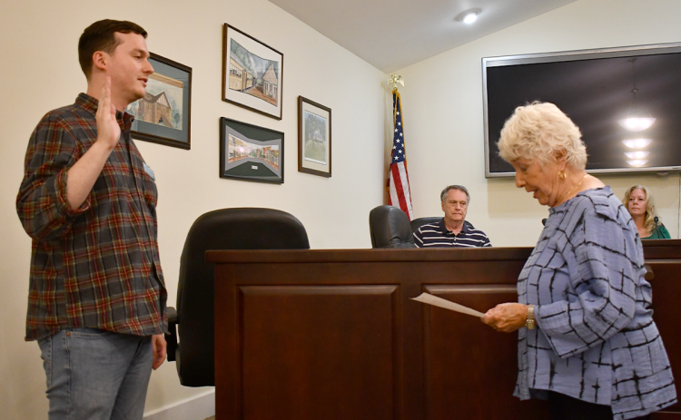 New Councilman Brendon Ansley is sworn in by Mayor Barrie Aycock at Monday’s council meeting. BRIAN WELLMEIER/Staff