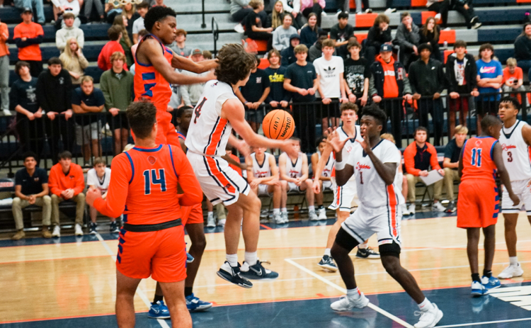 Habersham Central’s Brannon Gaines draws defenders in before making a nice dropoff pass to Bryce Pittman for two of his game-high 22 points. CODY ROGERS/Special