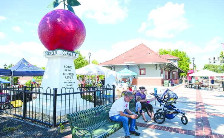 Festivalgoers enjoy last year’s Big Red Apple Festival. FILE