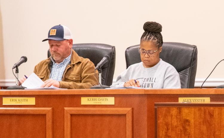 Councilman Erik Keith and Councilwoman Kerri Davis review paperwork in the Monday Baldwin meeting. ZACH TAYLOR/Staff