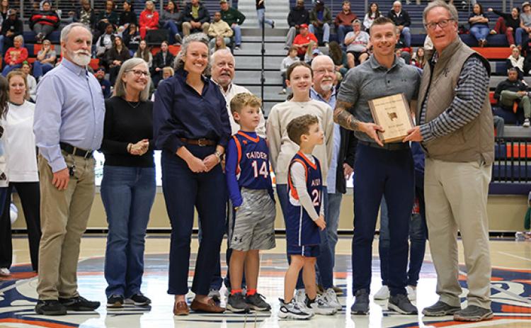 Left to right: Kevin Thurmond, Deborah Thurmond, Haley Queen, Kevin Boyce, Boyce Queen, Julian Queen, Jameson Caine, David Thomason, Sandi Thomason, Kevin Queen and HCHS Athletic Director Geep Cunningham pose during the basketball hall of fame ceremony at the Raider Gymnasium on Friday, Dec. 19. (Landen Todd/Staff)