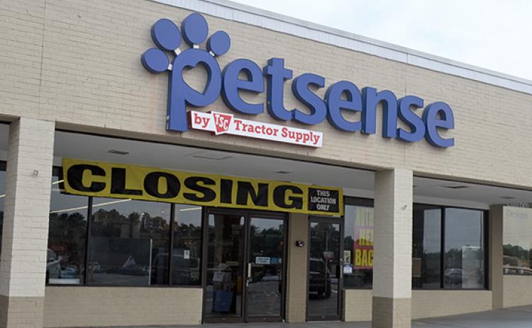 Signage displays the news that Petsense in Cornelia is closing. (Samantha Sinclair/Staff)