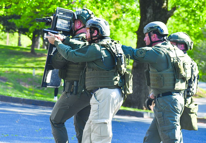 Habersham County Sheriff's Office SRT/SWAT Team moves in on the building. JULIANNE AKERS/Staff
