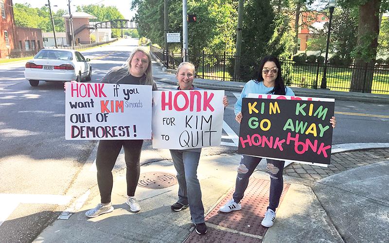 Amber Burrell, Cherri Hendrix and Kim Sosebee spent much of their day Thursday encouraging passers-by to honk if they are dissatisfied with the performance of the Demorest city manager, Kim Simonds.