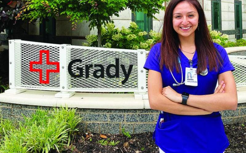 Enviado / Breandalin Garduño Leónides, destinataria de DACA, ofrece sus servicios trabajando en la primera línea como estudiante de enfermería en el Grady Memorial Hospital