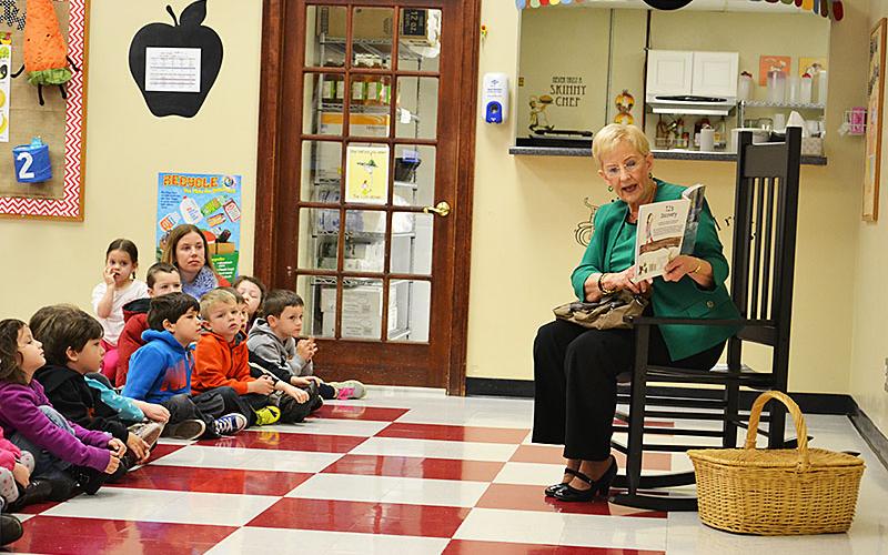 Former First Lady Sandra Deal reads to local children in 2015. FILE PHOTO