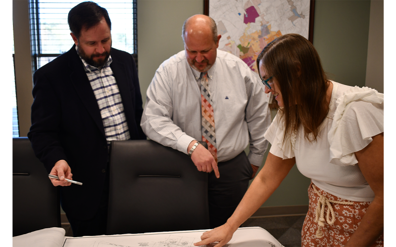 Jessie  Owensby (right) talks Cornelia strategy with Mayor John Borrow and City Manager Donald  Anderson. Owensby is the city’s Director of Community Development. JOHN DILLS/Staff