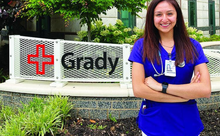 Enviado / Breandalin Garduño Leónides, destinataria de DACA, ofrece sus servicios trabajando en la primera línea como estudiante de enfermería en el Grady Memorial Hospital