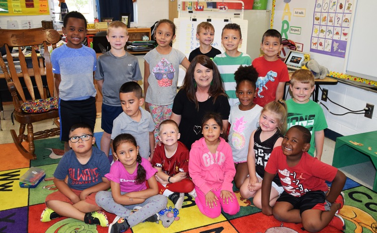 Retiring teacher Candace Oliver gets in one more picture with her last kindergarten class. Oliver formerly taught at Demorest and Baldwin elementary schools. SAMANTHA SINCLAIR/CNI News Service 
