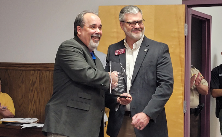 Todd Edwards, deputy legislative director for the ACCG, presents Georgia House of Representatives District 10 Representative Victor Anderson with the ACCG 2022 “Legislative Service Award” at Tuesday’s Rabun County Board of Commissioners meeting. MEGAN BROOME/The Clayton Tribune 