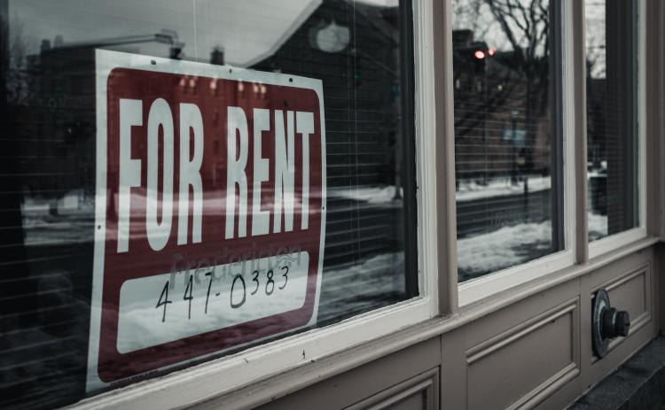 Rent sign in window. Aaron Sousa/UNSPLASH